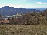 40 Vista sui magri pascoli di Sonzogno e verso la conca di Zogno